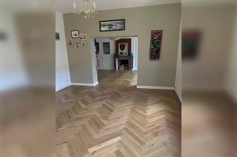 Pose d'un parquet bâton rompu Coriandre sur un chantier de 100m2 à Lille