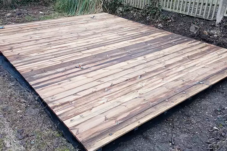 Installation d'un parquet Kit Fondation Pin Classe 4 à Caluire